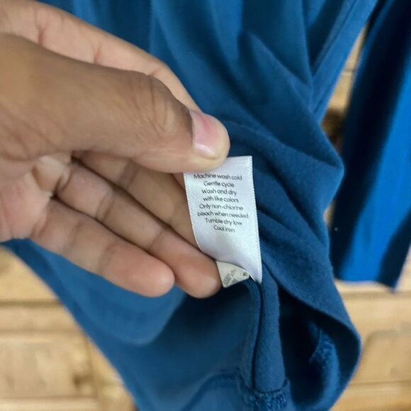 Athleta XS Blue V-Neck Long Sleeve T-Shirt Pullover - Picture 5 of 7